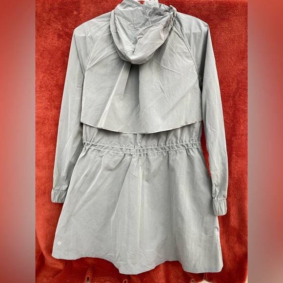Lululemon Lightweight Rain/Windproof Jacket: Size 6 - Picture 3 of 4